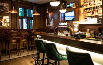Comment décorer un bar avec des plaques en métal vintage ?