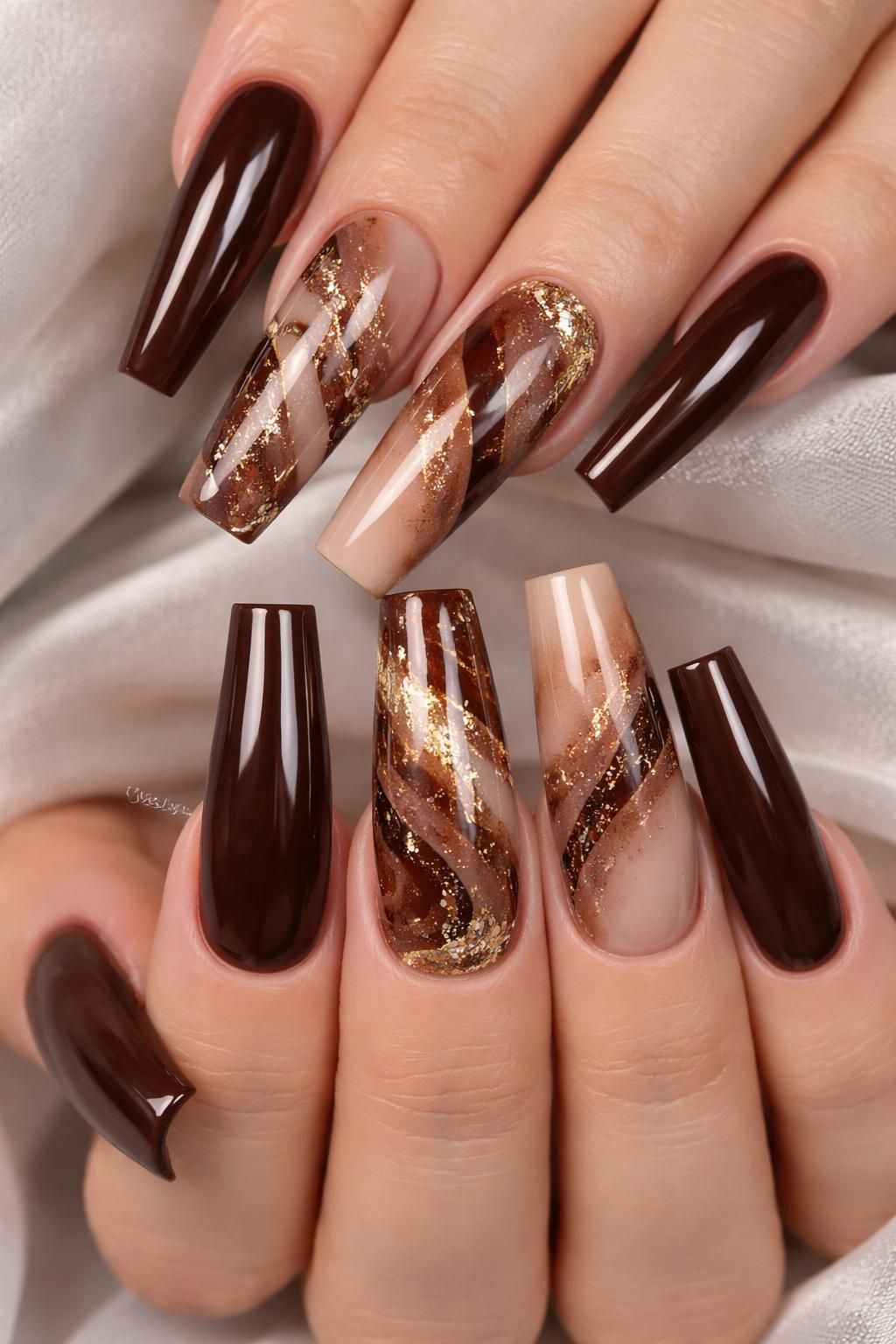 découvrez nos créations artistiques pour sublimer vos ongles avec de magnifiques nuances de marron, alliant élégance et originalité.