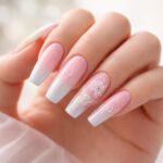 découvrez l'art des ongles et sublimez vos mains avec des ongles longs en acrylique, pour un look élégant et tendance qui fait sensation.