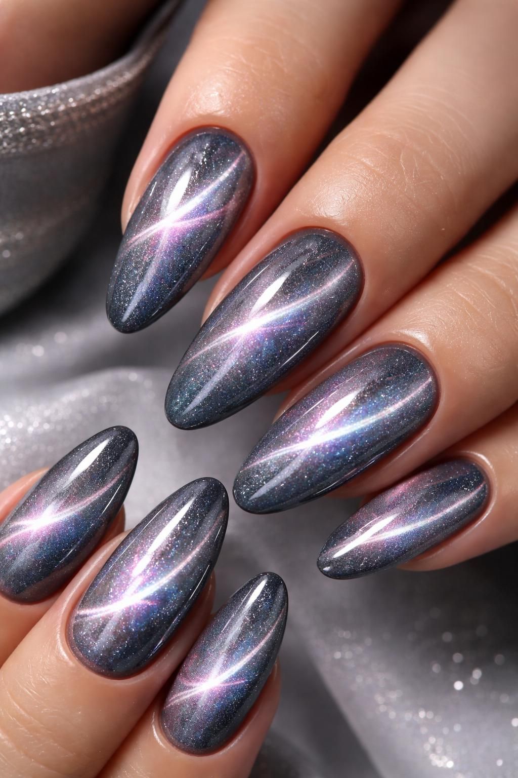 découvrez l'élégance mystérieuse des ongles effet cat eye, un design captivant qui apporte une touche hypnotique et chic à vos mains.