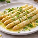 découvrez une délicieuse recette pour sublimer les asperges blanches et ravir vos papilles avec des saveurs raffinées et simples à préparer.