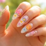 sublimez votre été avec des ongles fleuris, alliant élégance et fraîcheur pour une manucure éclatante et tendance.