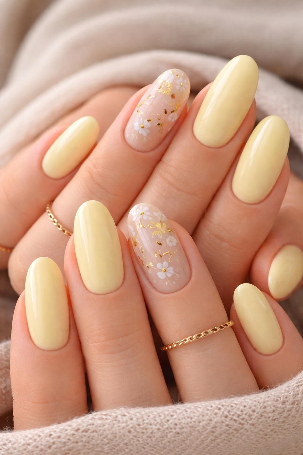 découvrez comment sublimer vos ongles avec la tendance douceur grâce au jaune pastel élégant, pour un look chic et raffiné.