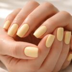 découvrez la tendance douceur avec notre guide pour sublimer vos ongles grâce à un jaune pastel élégant, parfait pour un look frais et chic.