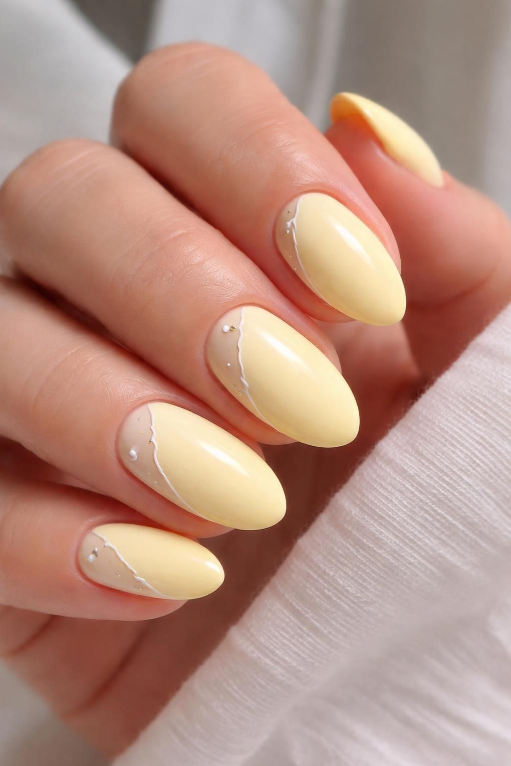 découvrez la tendance douceur avec le pastel jaune et offrez à vos ongles un éclat unique et lumineux. adoptez cette couleur tendance pour un style frais et élégant.