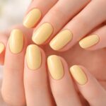 découvrez comment adopter la tendance douceur avec le pastel jaune pour des ongles éclatants et un style frais et lumineux.