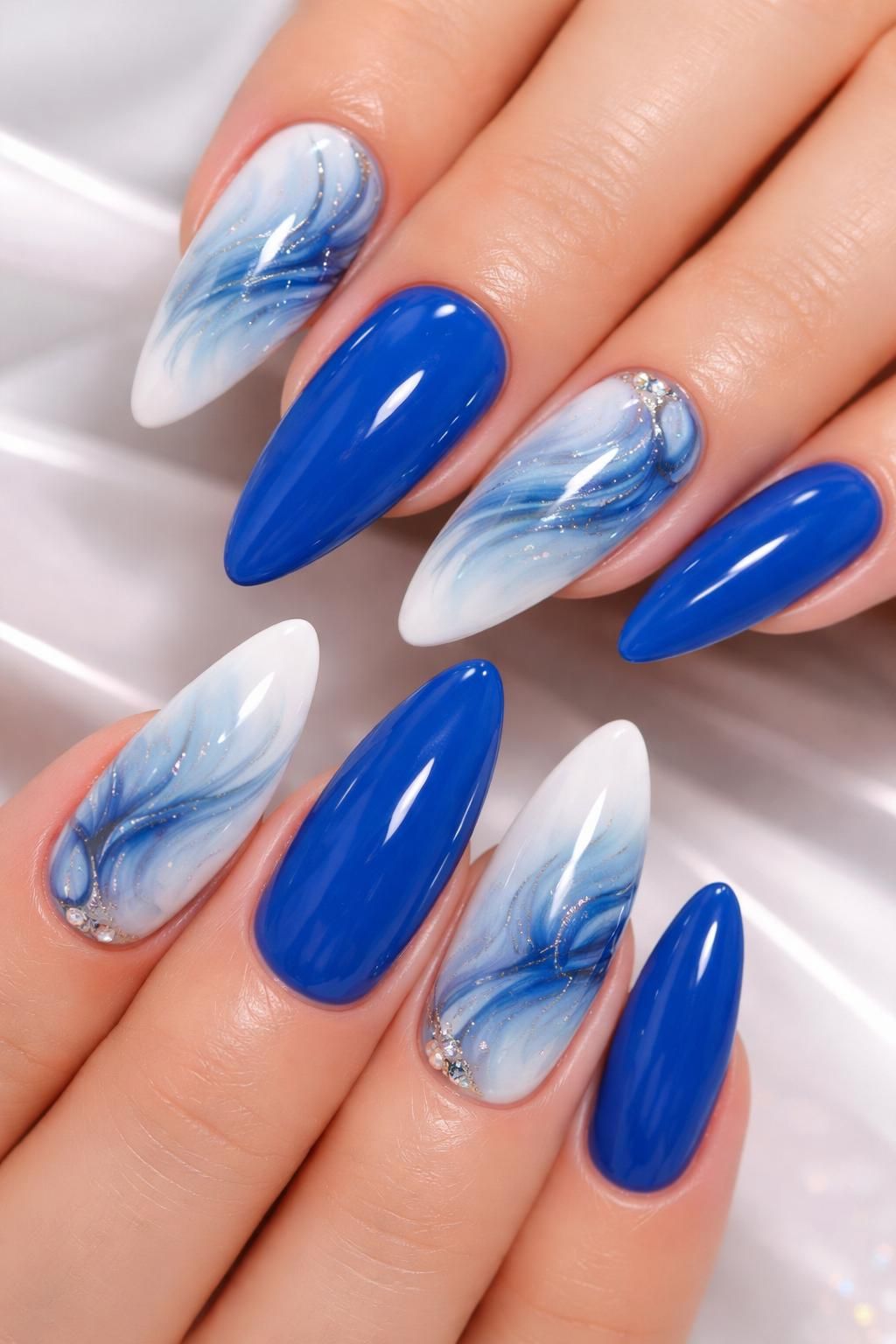explorez la tendance incontournable des ongles élégants en bleu et blanc, alliant fraîcheur et sophistication pour un style unique et raffiné.