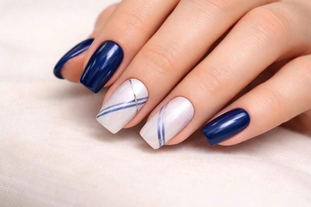 explorez la tendance actuelle des ongles élégants en bleu et blanc, alliant fraîcheur et sophistication pour un look unique et raffiné.