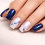 explorez la tendance actuelle des ongles élégants en bleu et blanc, alliant fraîcheur et sophistication pour un look unique et raffiné.