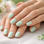 découvrez la tendance des ongles vert d'eau, une couleur fraîche et apaisante parfaite pour un look élégant et moderne à adopter dès aujourd'hui.