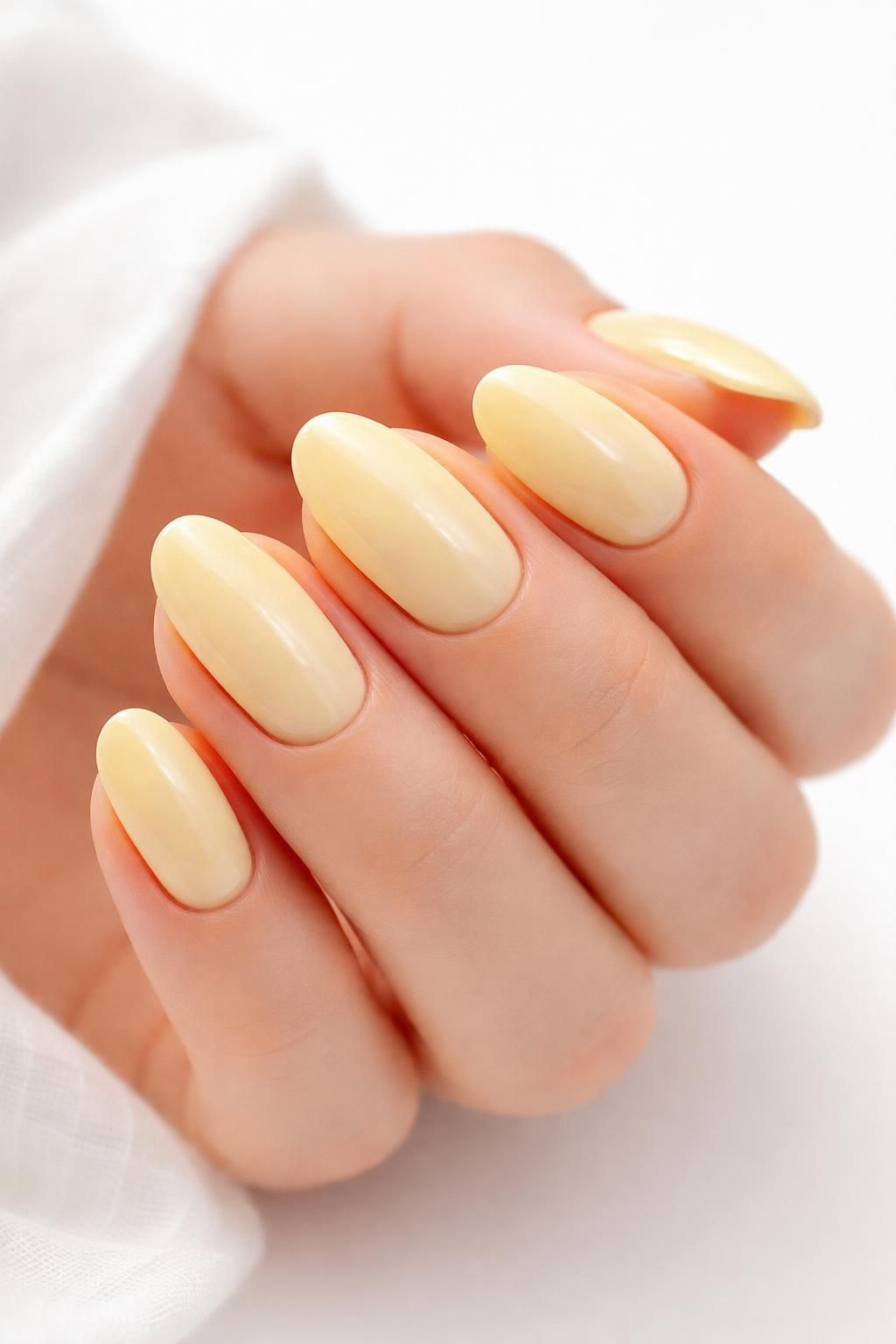 découvrez l'élégance douce avec notre manucure jaune pastel, pour des ongles tendance et subtils qui illuminent votre style au quotidien.