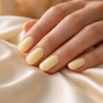 découvrez l'élégance douce avec la manucure jaune pastel, une tendance subtile et lumineuse qui sublime vos ongles avec charme et délicatesse.