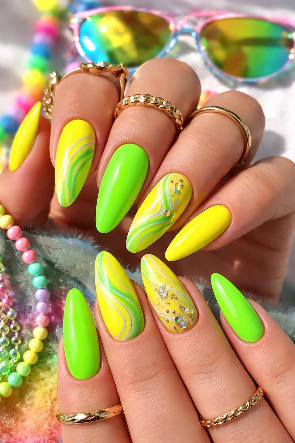 découvrez comment sublimer vos mains avec des ongles en gel fluo, pour un éclat vibrant et une touche d'originalité unique.