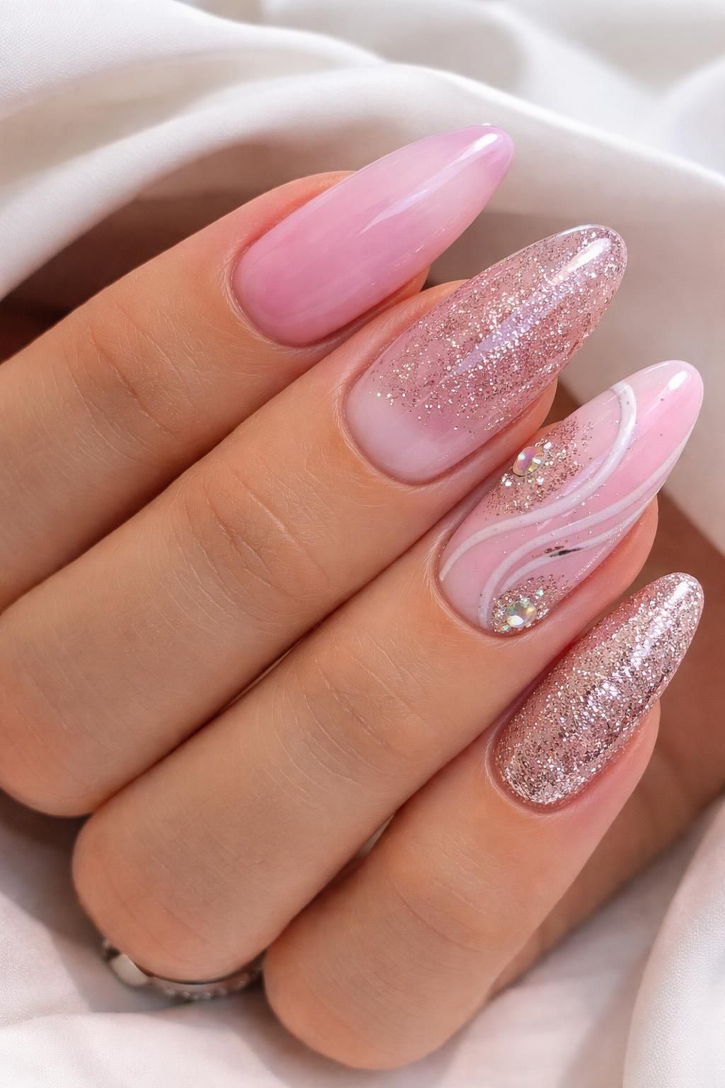 découvrez les tendances ongulaires de l'été avec les nuances roses incontournables pour des ongles éclatants et pleins de fraîcheur.