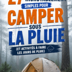 Une tente de camping sous la pluie entourée de nature verdoyante.