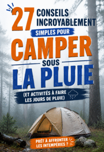Une tente de camping sous la pluie entourée de nature verdoyante.