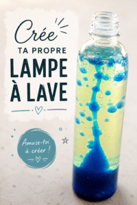 Une lampe à lave faite maison illuminée dans une pièce d'enfant