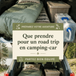 Equipement de camping prêt dans une voiture sur la route.