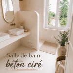 Salle de bain moderne avec un revêtement en béton ciré, présentant des couleurs grisâtres et des finitions élégantes.