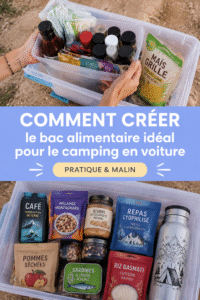 Système de rangement alimentaire organisé pour camping en voiture, contenant des boîtes et des ustensiles.