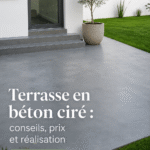 Une belle terrasse en béton ciré intégrée dans un jardin lumineux et accueillant.