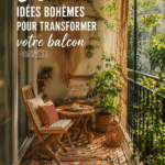 Balcon décoré dans un style boho avec des coussins colorés et des plantes