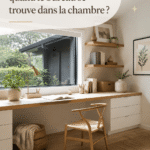 Bureau organisé dans une chambre avec des plantes et une bonne lumière
