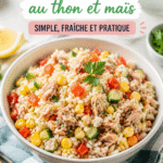 Salade de riz au thon et maïs dans un bol en bois, idéale pour un repas léger.