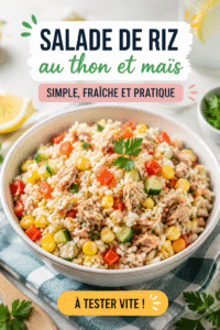 Salade de riz au thon et maïs dans un bol en bois, idéale pour un repas léger.