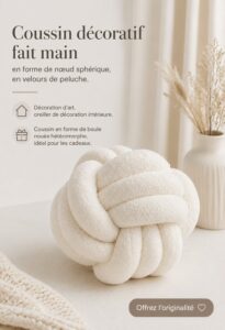 Coussin en velours décoratif en forme de nœud sur un canapé confortable.