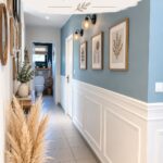 Couloir décoré avec des éléments modernes et accueillants
