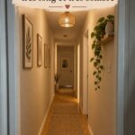 Un couloir sombre avec des éléments décoratifs clairs et lumineux.