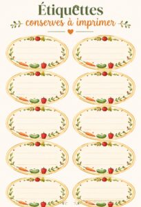 Étiquettes de conserves personnalisées prêtes à imprimer sur une table en bois.