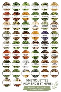 Étiquettes d'épices personnalisées sur des pots en verre dans une cuisine chic