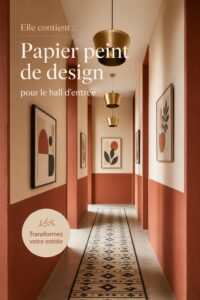 Un hall d'entrée avec un papier peint floral moderne, créant une ambiance chaleureuse.