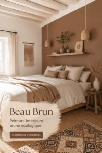 Intérieur moderne avec peinture brune chaleureuse et écologique.