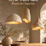 Suspension wabi-sabi en bois brut et métal dans un intérieur chaleureux
